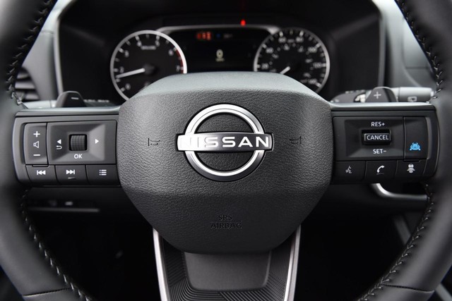 Nissan Rogue Vehicle Full-screen Gallery Image 18