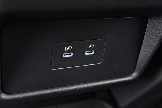 Nissan Rogue Vehicle Full-screen Gallery Image 23