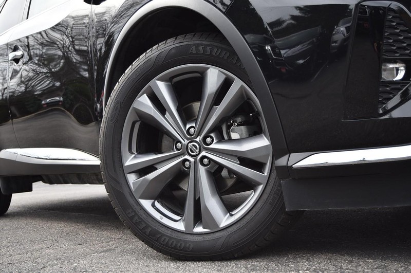 Nissan Murano Vehicle Full-screen Gallery Image 3