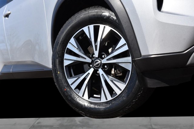 Nissan Rogue Vehicle Image 03