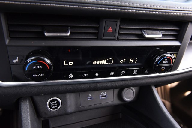 Nissan Rogue Vehicle Image 15