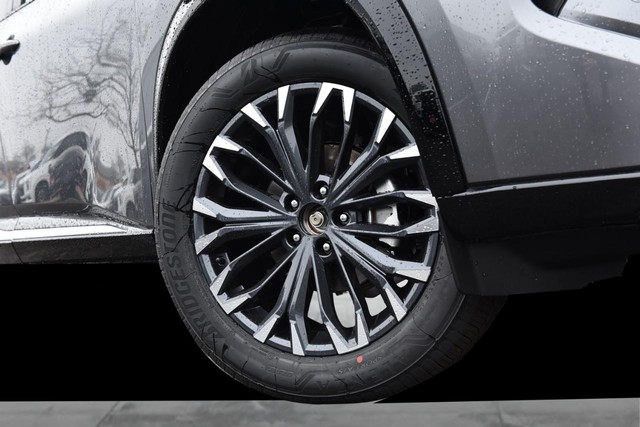 Nissan Rogue Vehicle Full-screen Gallery Image 3