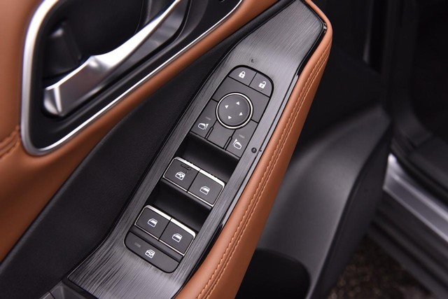 Nissan Rogue Vehicle Full-screen Gallery Image 9