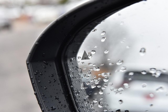 Nissan Rogue Vehicle Full-screen Gallery Image 11