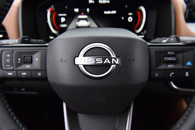 Nissan Rogue Vehicle Full-screen Gallery Image 23