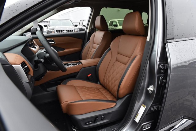 Nissan Rogue Vehicle Full-screen Gallery Image 24