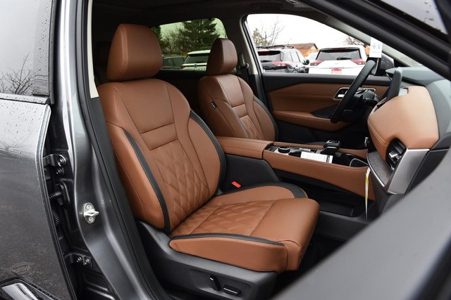 Nissan Rogue Vehicle Full-screen Gallery Image 25