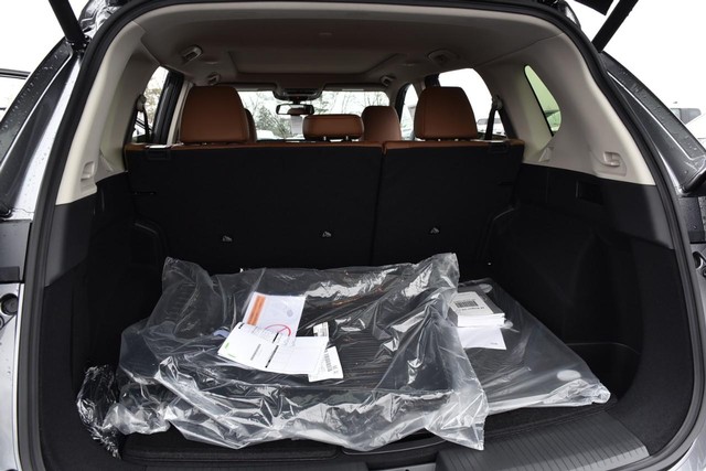 Nissan Rogue Vehicle Full-screen Gallery Image 30