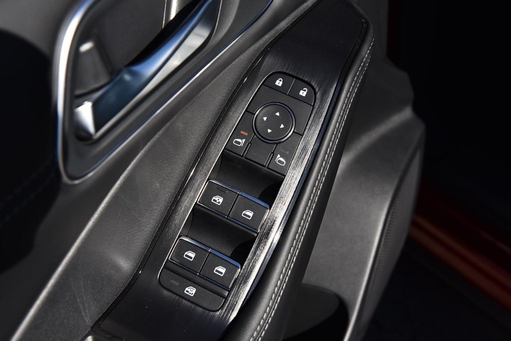 Nissan Rogue Vehicle Image 09