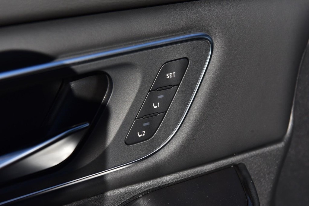 Nissan Rogue Vehicle Image 10