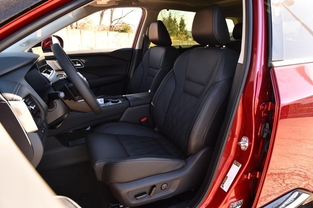 Nissan Rogue Vehicle Image 23