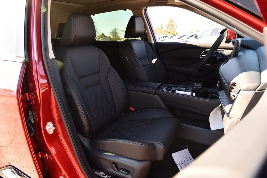 Nissan Rogue Vehicle Image 24