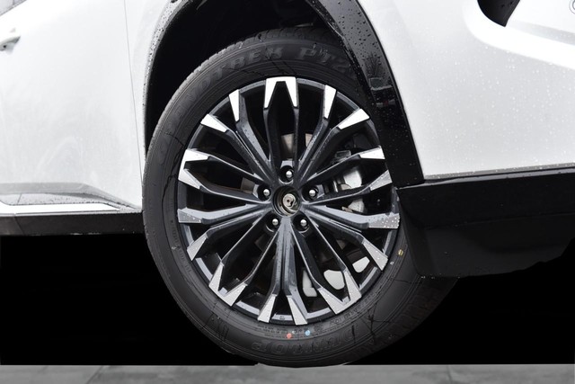 Nissan Rogue Vehicle Full-screen Gallery Image 3