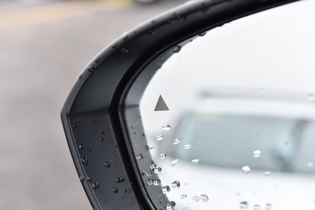 Nissan Rogue Vehicle Full-screen Gallery Image 11