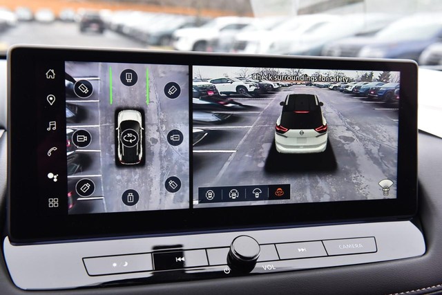 Nissan Rogue Vehicle Full-screen Gallery Image 17