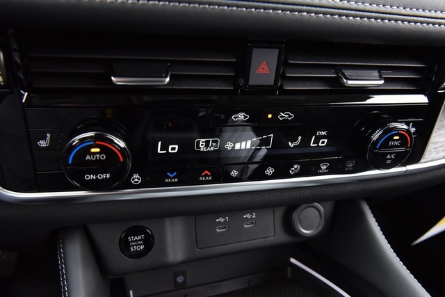 Nissan Rogue Vehicle Full-screen Gallery Image 19