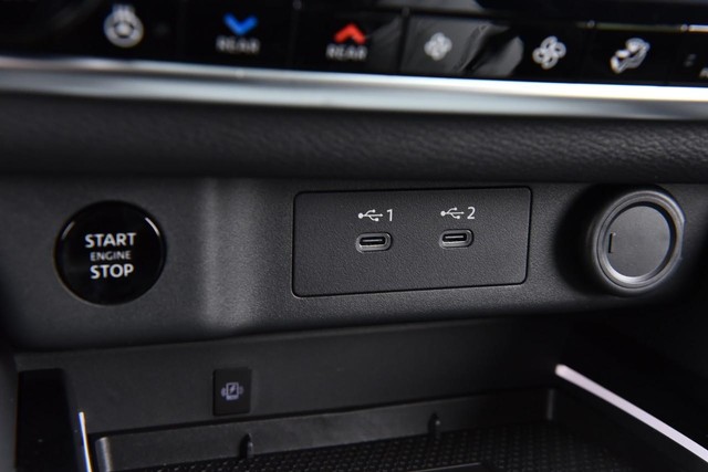 Nissan Rogue Vehicle Full-screen Gallery Image 20