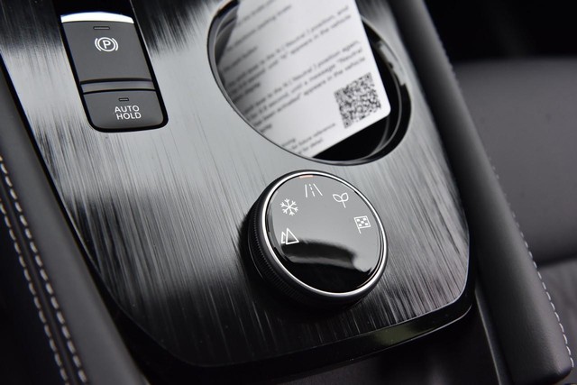 Nissan Rogue Vehicle Full-screen Gallery Image 21