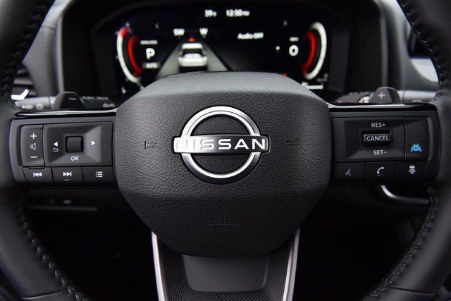 Nissan Rogue Vehicle Full-screen Gallery Image 22