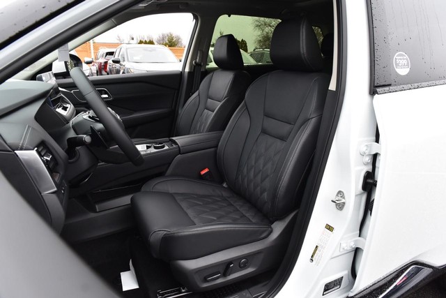 Nissan Rogue Vehicle Full-screen Gallery Image 23