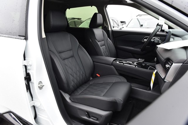 Nissan Rogue Vehicle Full-screen Gallery Image 24