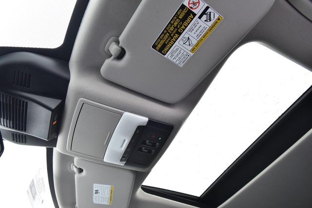 Nissan Rogue Vehicle Full-screen Gallery Image 25