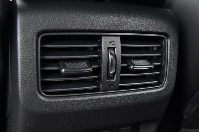 Nissan Rogue Vehicle Full-screen Gallery Image 27