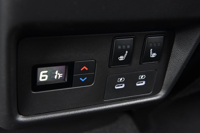 Nissan Rogue Vehicle Full-screen Gallery Image 28