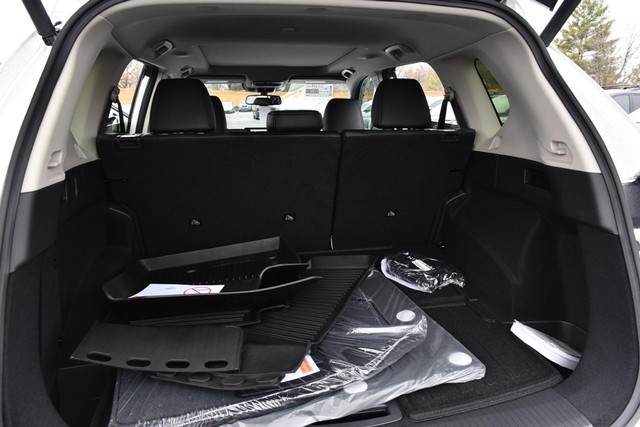Nissan Rogue Vehicle Full-screen Gallery Image 29