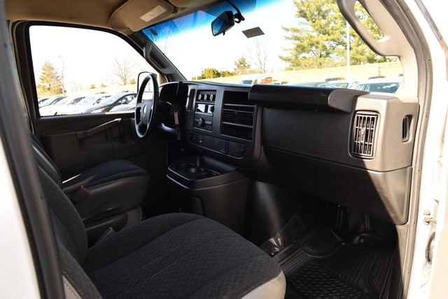 GMC Savana Cargo Van Vehicle Image 09