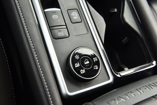 Nissan Pathfinder Vehicle Image 21