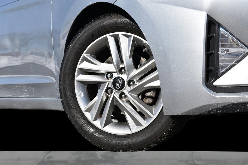 Hyundai Elantra Vehicle Full-screen Gallery Image 03