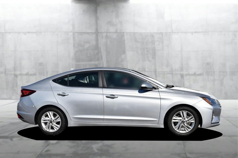 Hyundai Elantra Vehicle Full-screen Gallery Image 05