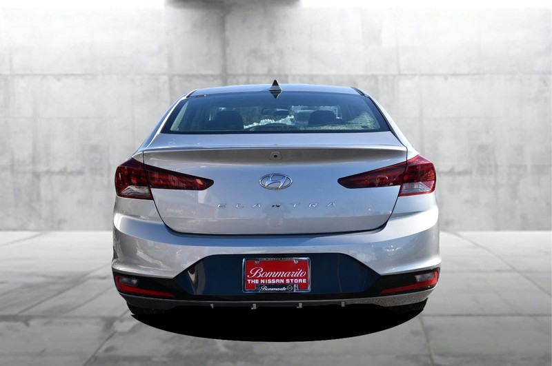 Hyundai Elantra Vehicle Full-screen Gallery Image 06