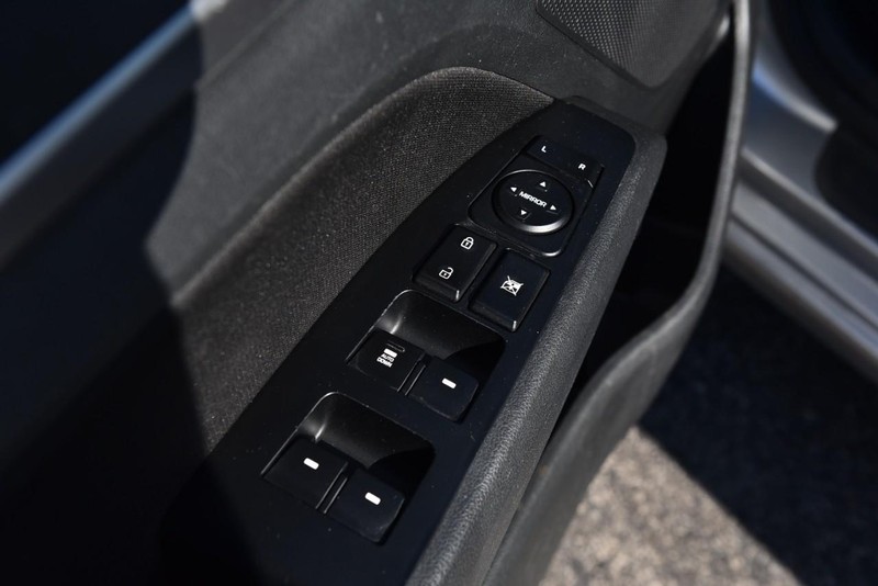 Hyundai Elantra Vehicle Full-screen Gallery Image 09