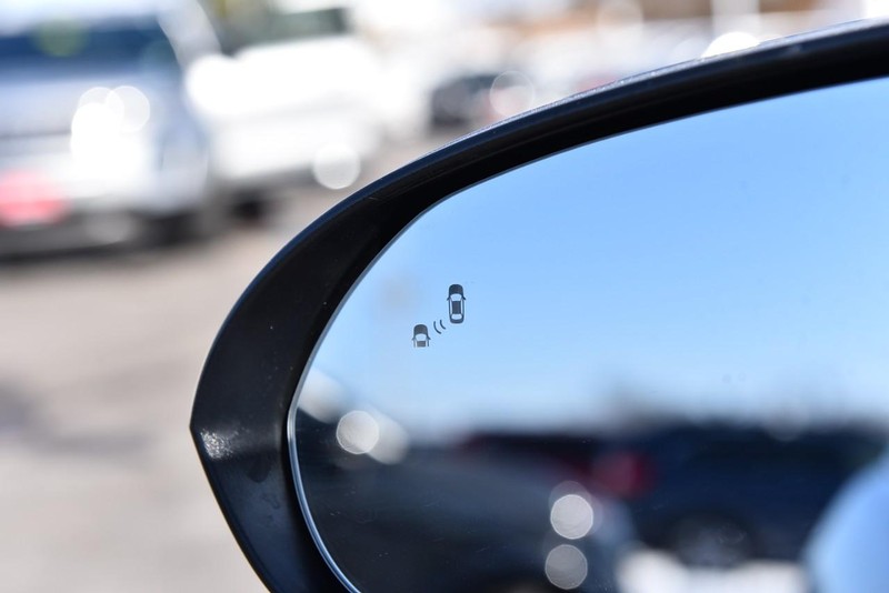 Hyundai Elantra Vehicle Full-screen Gallery Image 10