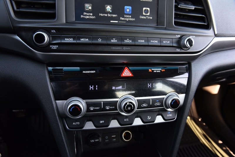 Hyundai Elantra Vehicle Full-screen Gallery Image 15