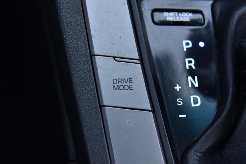 Hyundai Elantra Vehicle Full-screen Gallery Image 17