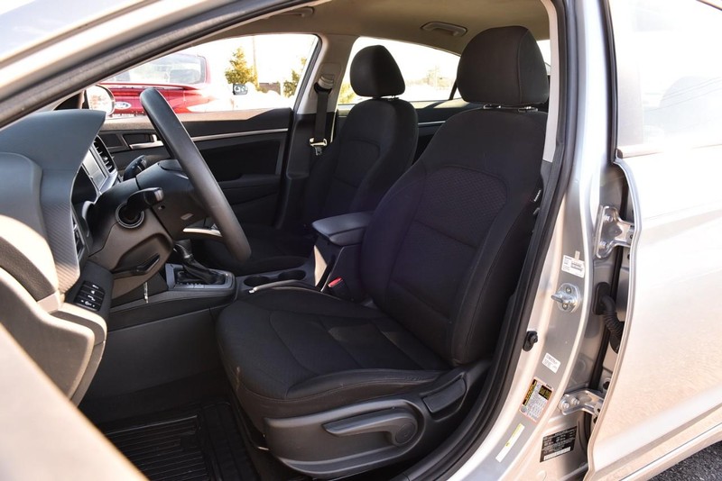 Hyundai Elantra Vehicle Full-screen Gallery Image 19