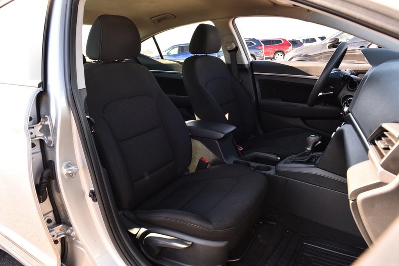 Hyundai Elantra Vehicle Full-screen Gallery Image 20