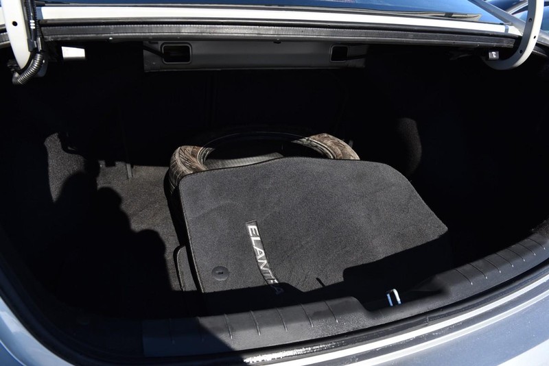 Hyundai Elantra Vehicle Full-screen Gallery Image 22