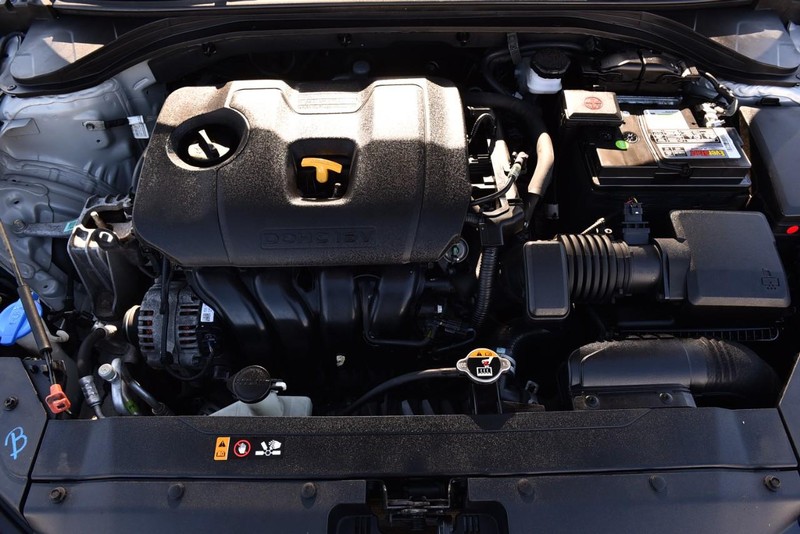 Hyundai Elantra Vehicle Full-screen Gallery Image 23