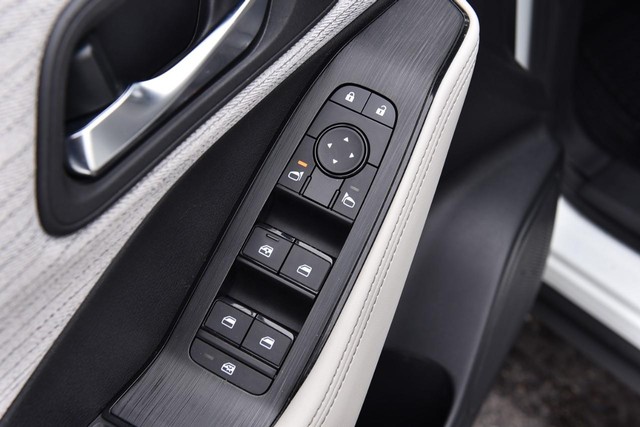 Nissan Rogue Vehicle Image 09