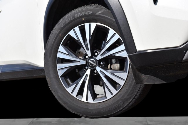 Nissan Rogue Vehicle Image 03