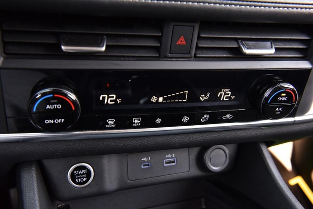 Nissan Rogue Vehicle Image 15