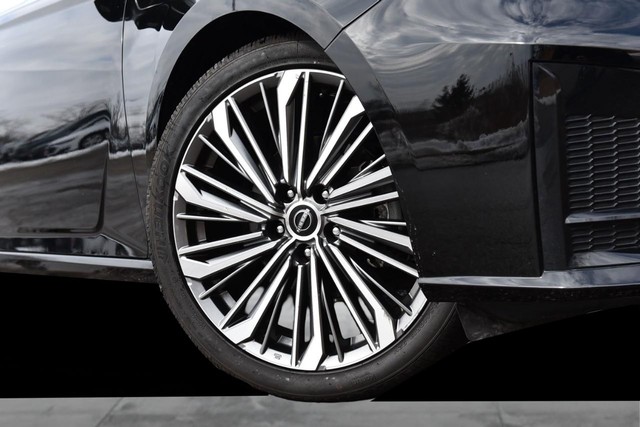 Nissan Altima Vehicle Image 03