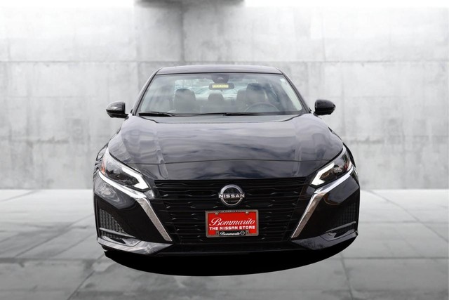 Nissan Altima Vehicle Image 04