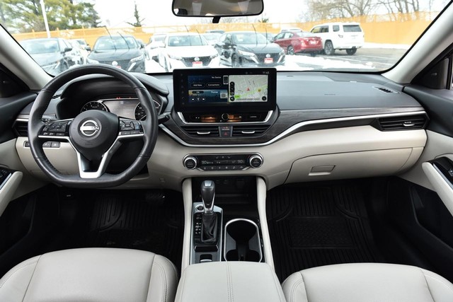 Nissan Altima Vehicle Image 08