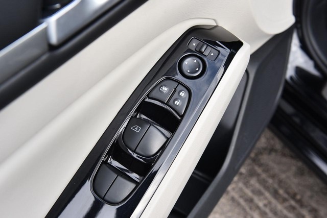 Nissan Altima Vehicle Image 09