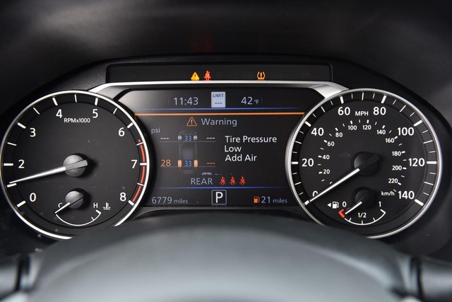 Nissan Altima Vehicle Image 12